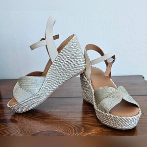 NWOB Kenneth Cole gentle souls Siver & Gold Metallic Wedge Sandals Women's Sz 9